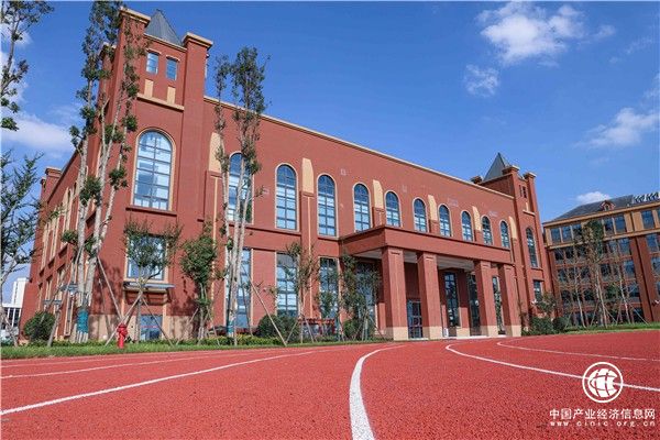  狄邦肯思，以学生全面发展为己任