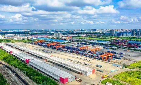 成都青白江首发中越跨境直达班列 促进企业双向贸易