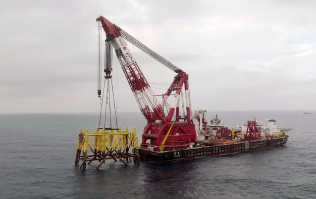 亚洲第一深水导管架“海基一号”海上安装就位