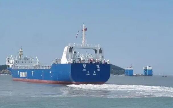 中国首艘自主航行集装箱商船“智飞”号在青岛港上线运营