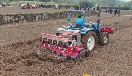 湖南成功研制大豆玉米复合种植播种机