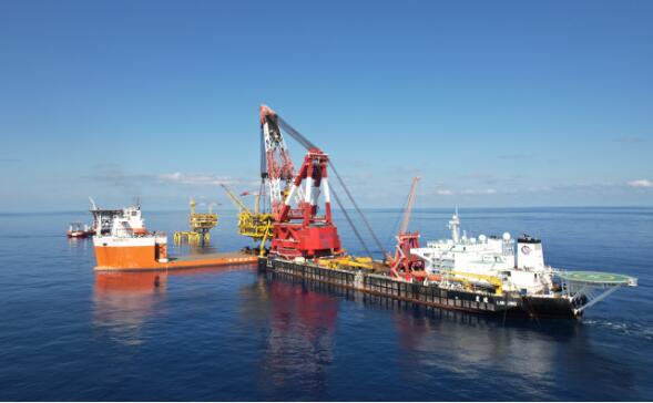 我国自主设计建造“海基一号”平台主体工程海上安装完成