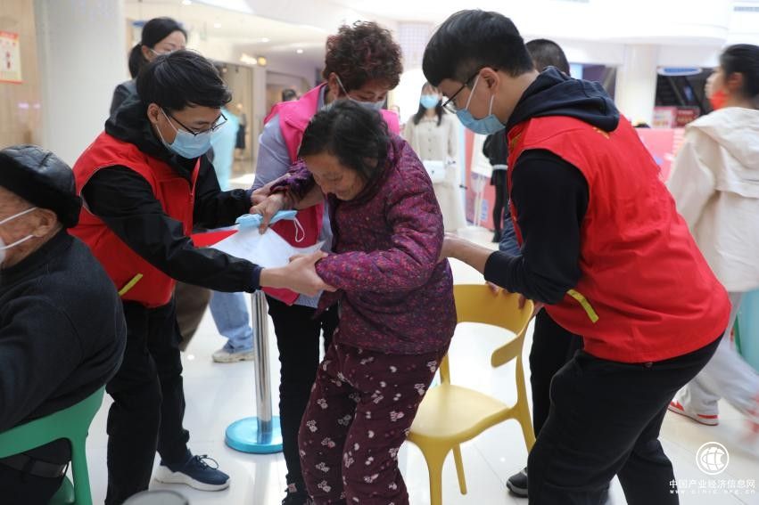  浙江温州龙港：“三心”为笔“青”为力 绘就抗疫路上的一抹“红”