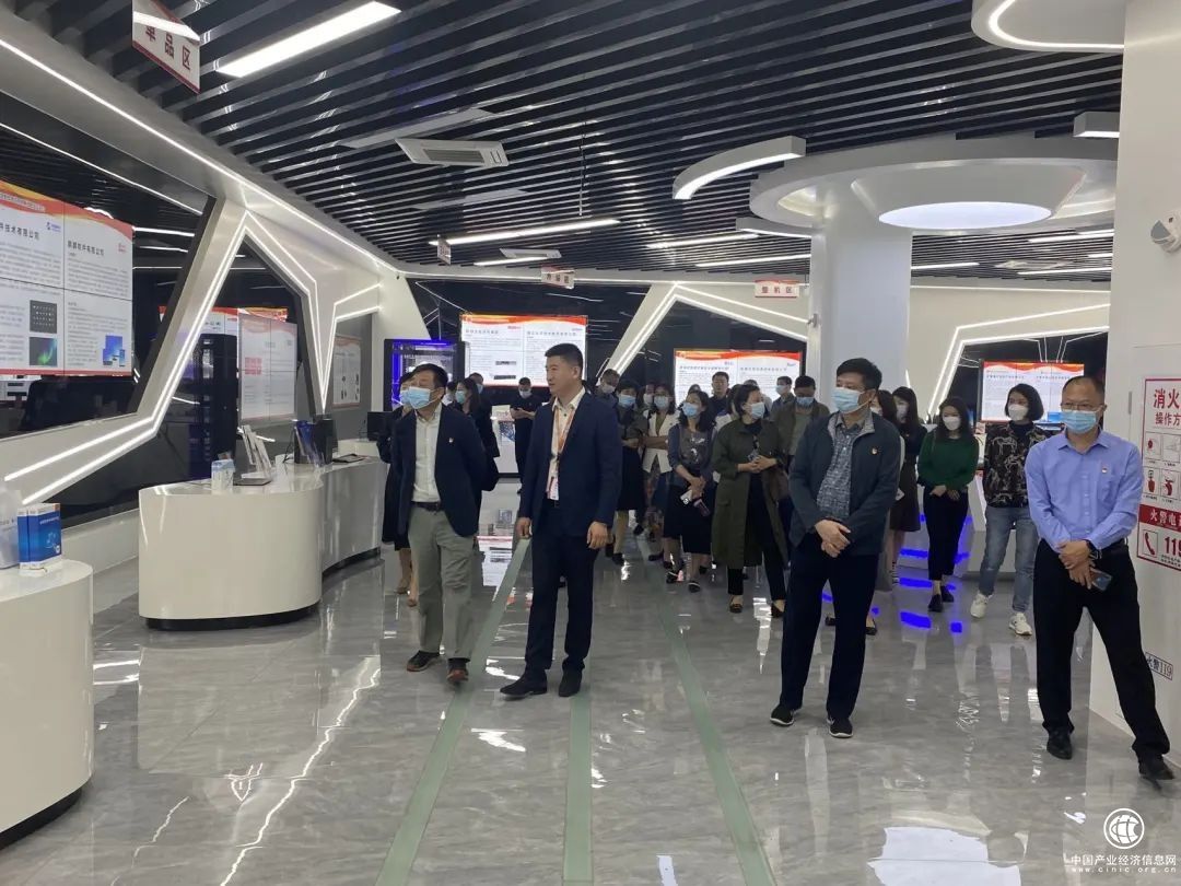  中共安徽省直属机关工作委员会党校领导一行莅临华云数据参观调研