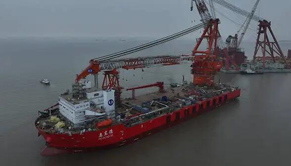 国内首艘“运输+起重”一体化深远海风电施工船出坞