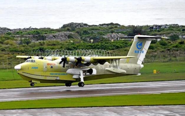 我国自主研制的“鲲龙”AG600全状态新构型灭火飞机首飞成功