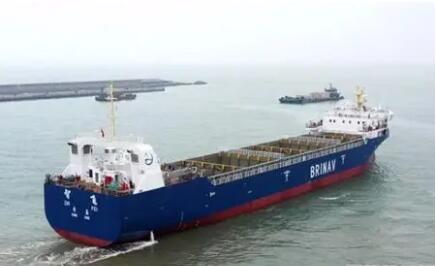 我国研发首艘自主航行300标箱商船交付运营