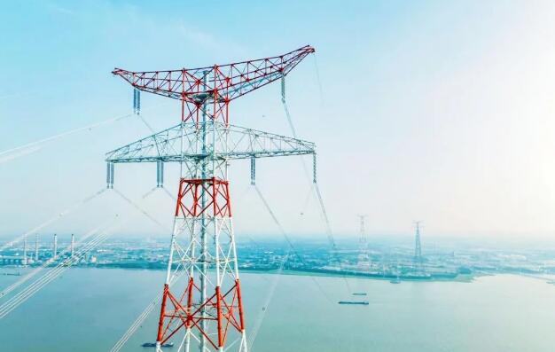 世界最高输电铁塔长江大跨越段全线贯通