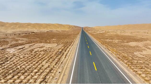 我国第三条穿越塔克拉玛干沙漠的公路正式通车