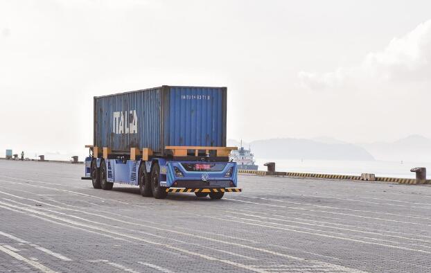 东风自主开发的第三代无人集卡在厦门投入实船使用