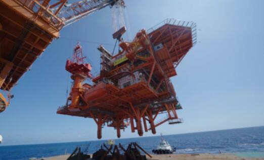 我国首个标准化无人油气平台完成海上安装