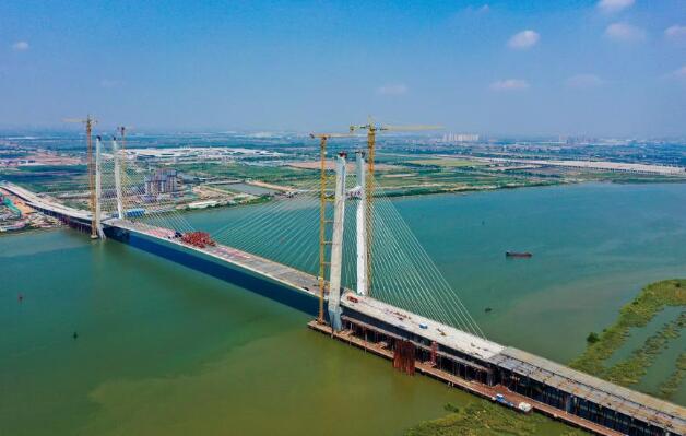 国内最大跨度多功能斜拉桥合龙