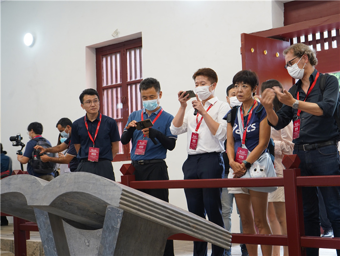 “走读山东”外国友人感知体验参访活动走进嘉祥武氏祠