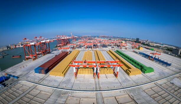 广州港南沙港区四期全自动化码头正式投入运行