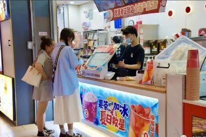 “清凉商品”走俏、“夜经济”升温……“夏日经济”释放消费活力