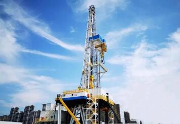 我国自主研制的8000米静音型自动化石油钻机服务乌干达首个油田建设