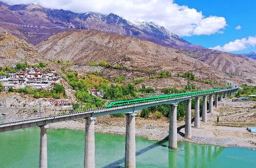 天堑变通途——雪域高原十年交通变迁记