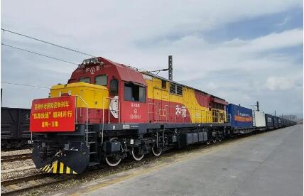 云南首趟“铁路快通”国际货物列车发运