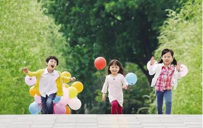 鼓励生三孩的政策来了！涉及住房、休假、就业、子女教育