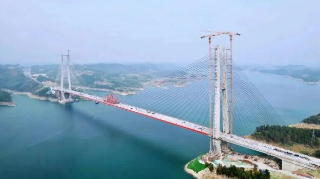 跨越丹江口水库 世界最大跨径部分地锚式混合梁斜拉桥顺利贯通