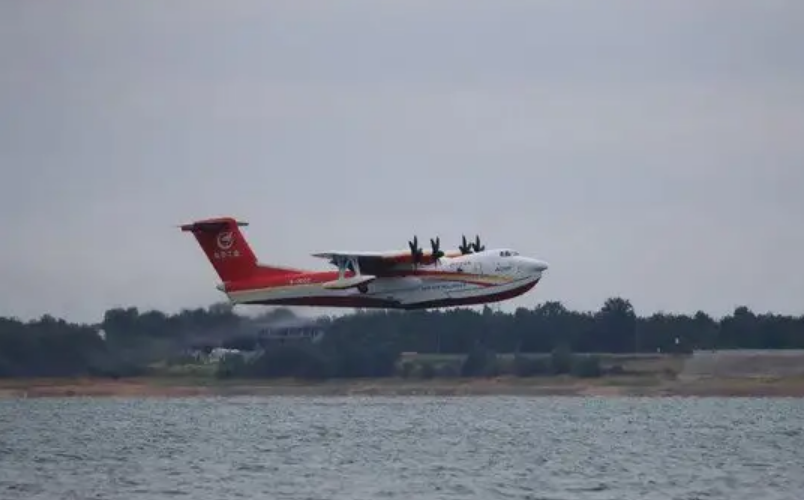 AG600M全状态新构型灭火飞机水上首飞成功