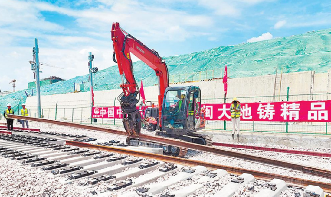 福厦高铁全线铺轨贯通