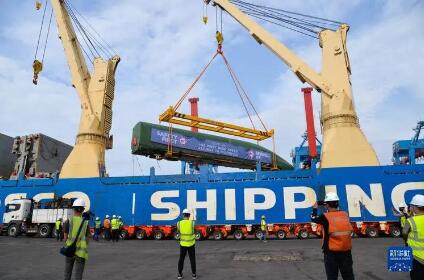 雅万高铁高速动车组和综合检测列车运抵印尼