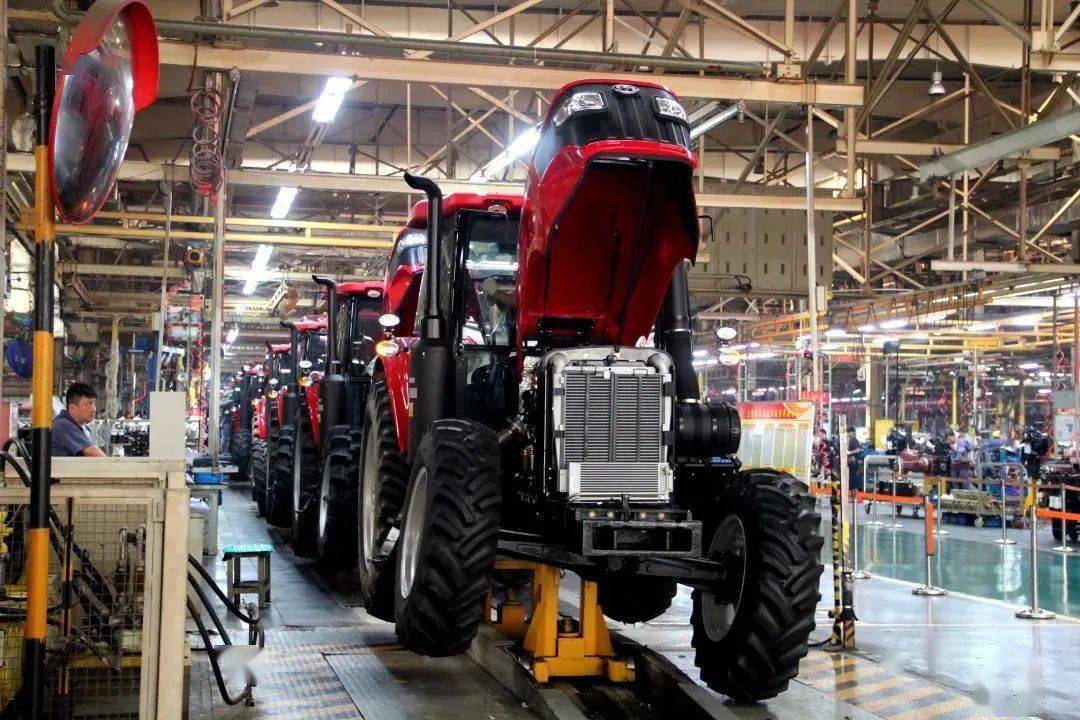 中国一拖东方红国四大轮拖批量下线