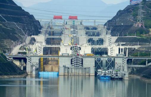 三峡船闸前8月货运量突破1亿吨