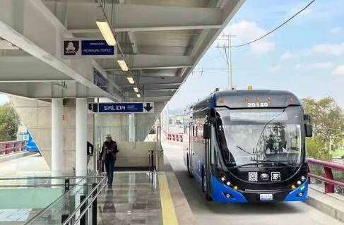 中国无轨电车驶上墨西哥首条高架快速公交线路