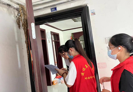 疫情防控暖心上门，反诈宣传平安到家