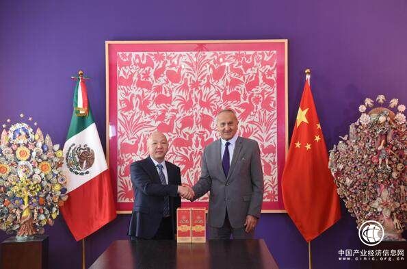 五粮液拜访墨西哥大使馆，庆祝中墨建交50周年礼赠传世经典