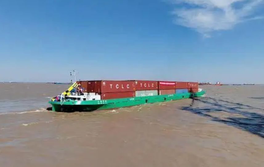 全国首艘120标箱纯电动内河集装箱船在江苏太仓首航