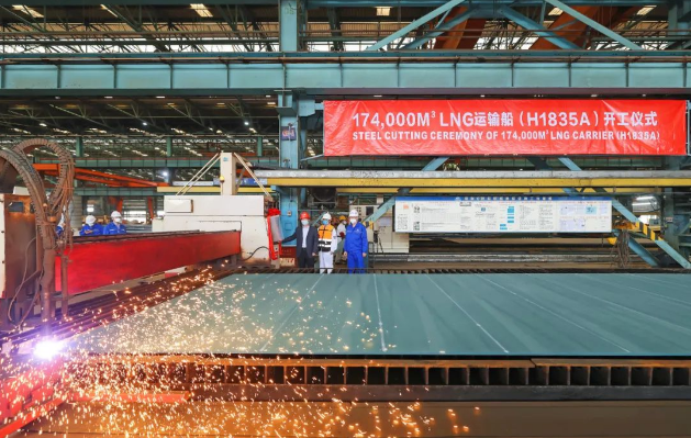 中国船舶沪东中华2型高端船舶同日开建