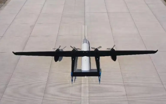 国产大型四发无人机首飞成功