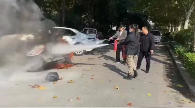 电动自行车发生自燃 山东济宁红十字会救护员专业施救