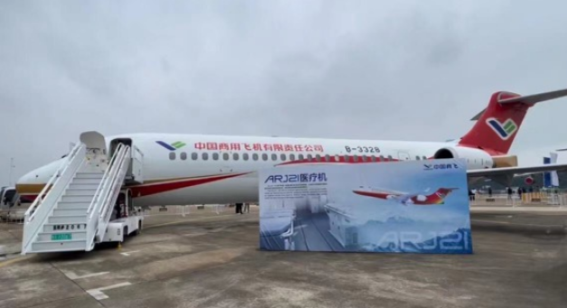 C919大型客机和ARJ21医疗机首次亮相中国航展
