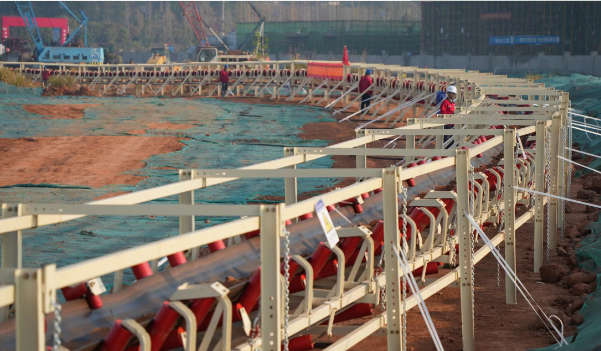 全球首台螺旋斜坡道小转弯连续皮带机下线