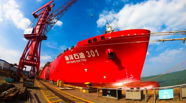 我国首艘液化天然气运输加注船“海洋石油301” 投入使用