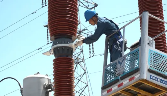 平高集团高端石墨烯触头断路器下线