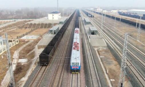 浩吉铁路万吨重载列车累计开行突破八百列