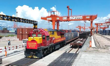 西部陆海新通道海铁联运班列年发货量增幅显著