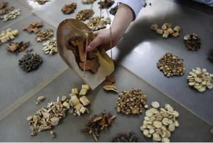 我国将在新冠病毒感染医疗救治中进一步发挥中医药特色优势