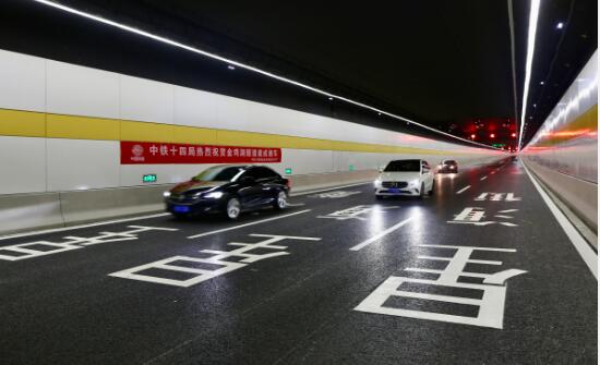 中铁十四局承建的国内最长明挖城市湖底公轨共建隧道通车