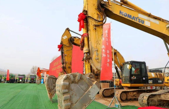 挖掘机“舞”起来！各地“拼开工”，经济发展添活力
