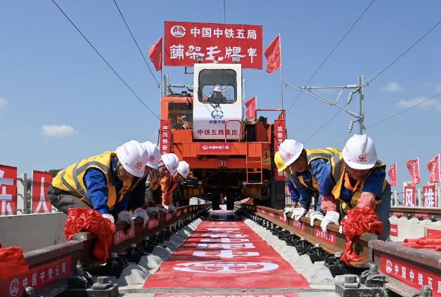 广汕铁路正线铺轨贯通 计划年内具备开通运营条件