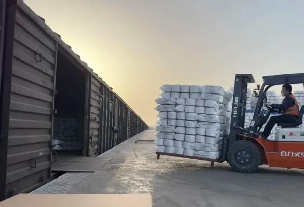 新疆棉纱货物专列首开 开辟货物运输新通道助力经济发展