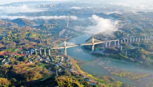 渝昆高铁泸州沱江特大桥主跨顺利合龙