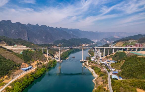 广西最大跨径双向六车道连续刚构桥——天巴高速红水河特大桥实现双幅合龙