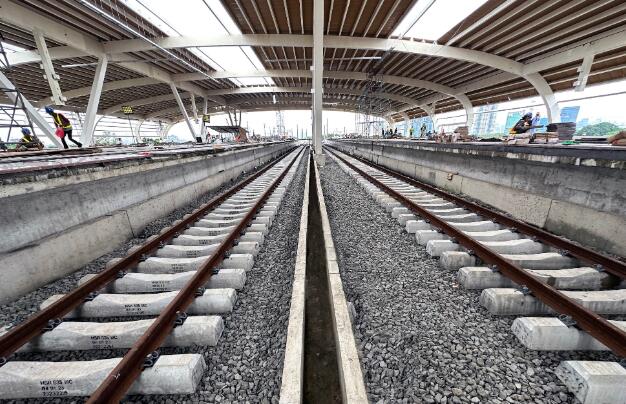 雅万高铁全线轨道铺通